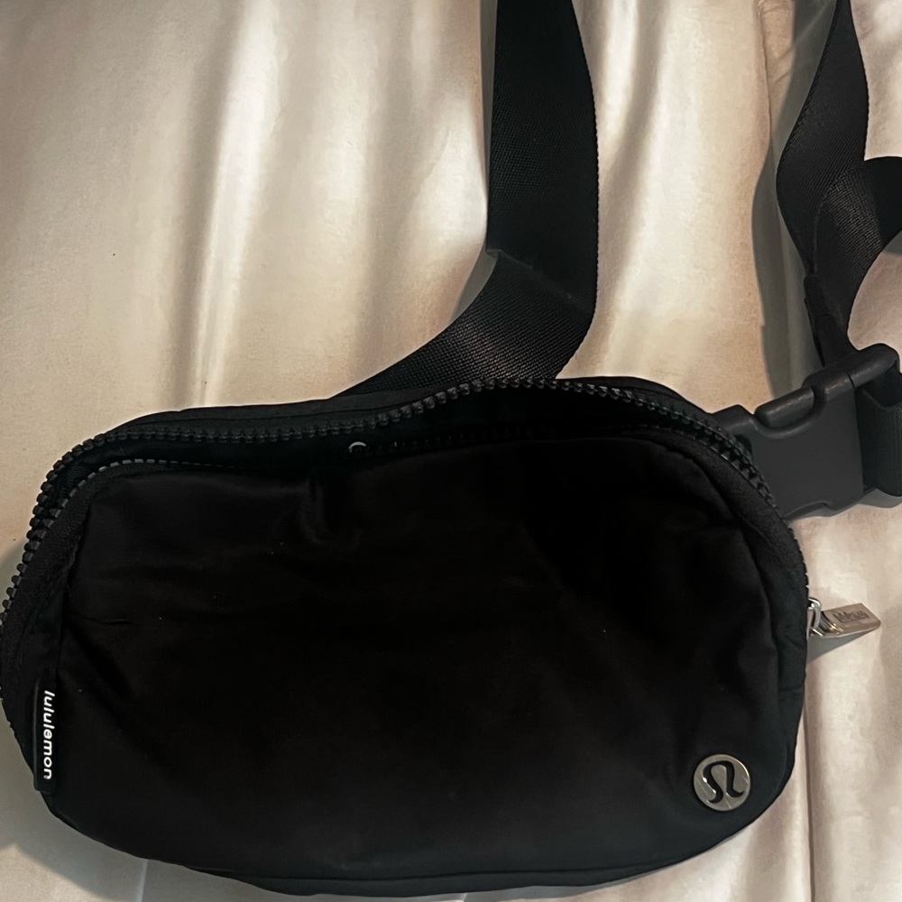lululemon athletica Black Belt Bag for Woman 1 Ml used!!